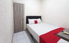 Reddoorz At Luxury Homestay Near Aloha Waru Surabaya